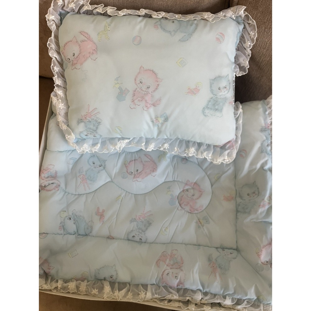 New! Vintage 1960s Durapuff Baby Blanket Blue Cats Quilt Pillow Set Ruffle